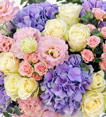 ila ortanca aranjmanı, krem gül tasarımı, premium vazolu