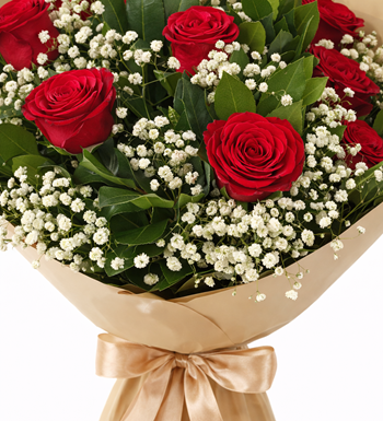 kırmızı gül buketi, cipso detaylı gül, romantik çiçek